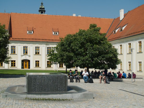 Pod ostrým sluncem byla na nádvoří FIT VUT nouze o místa ve stínu