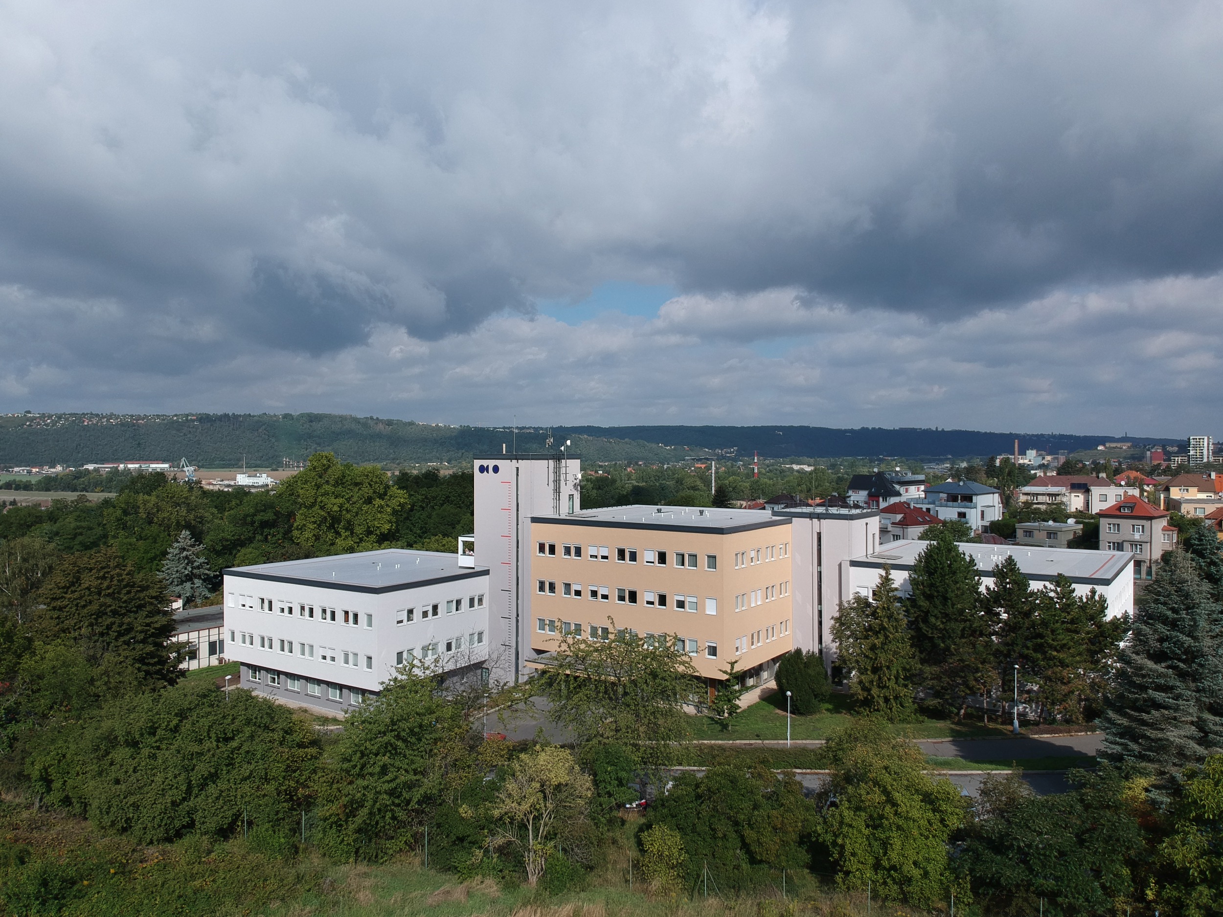 Centrála Českého hydrometeorologického ústavu v Praze-Komořanech (wikimedia.org)