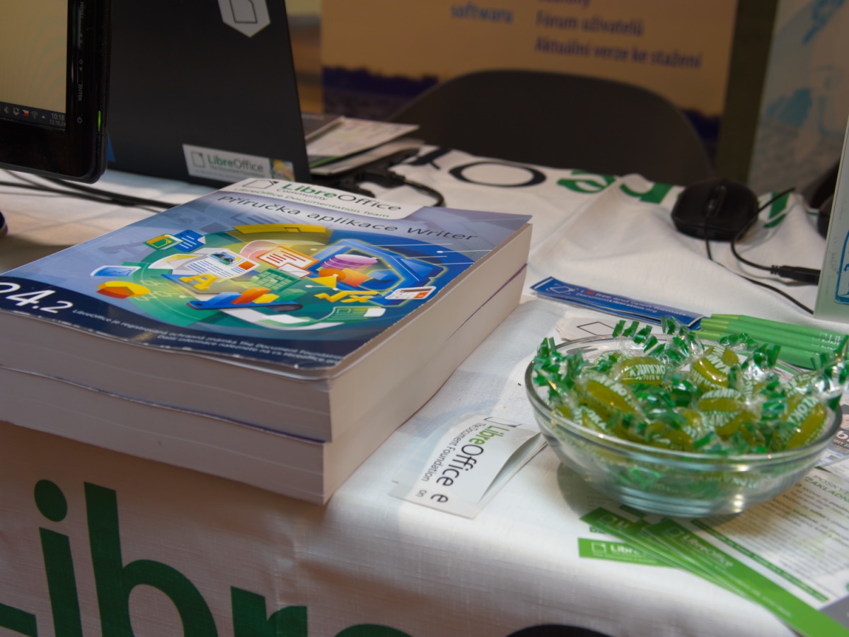 Vytištěné vzorky překladů příruček pro LibreOffice