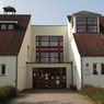 Budova základní a mateřské školy v Petrovicích u Sedlčan