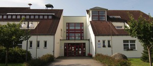 Budova základní a mateřské školy v Petrovicích u Sedlčan
